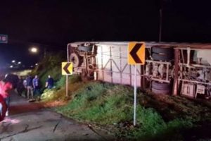 Katliam gibi trafik kazası: 15 &ouml;l&uuml;, 30 yaralı