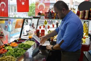 Bir g&uuml;nl&uuml;k cirosunu Arakan'a bağışladı