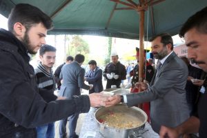 Bursa G&uuml;rsu Belediye Başkanı Işık, aşure dağıttı