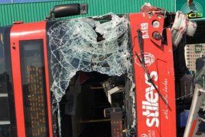 İstanbul'da otob&uuml;s devrildi! Yaralılar var