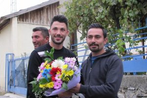 Beşiktaşlı futbolcu Tolgay Arslan k&ouml;y&uuml;n&uuml; ziyaret etti