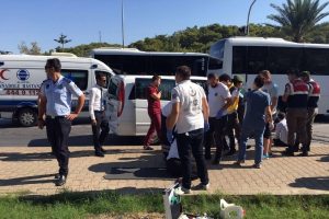 Antalya'da tur minib&uuml;s&uuml; kazası: 4 yaralı