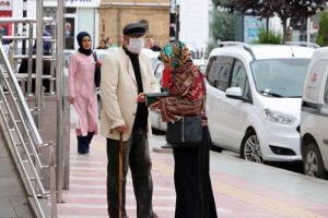 Dilenci kılığına giren zabıta bakın ka&ccedil; lira topladı