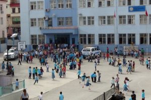 İlkokul &ouml;ğrencisinin &ccedil;antasında tabanca bulundu