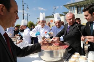 Cumhurbaşkanlığı, Beştepe Millet Camisi'nde aşure dağıttı