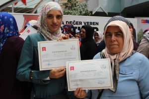 Bursa G&uuml;rsu Belediyesi 100 kadını meslek sahibi yaptı