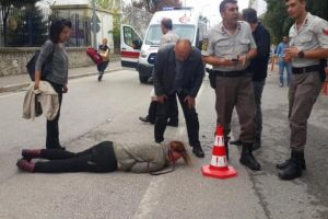 3 liralık park &uuml;cretini almak i&ccedil;in koşarken d&uuml;ş&uuml;p yaralandı