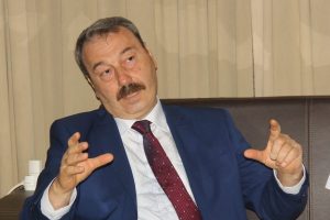Bursa Emniyet M&uuml;d&uuml;r&uuml; Ak, aşure dağıtımına katıldı