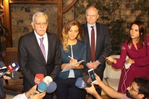 AB B&uuml;y&uuml;kel&ccedil;ileri Ahmet T&uuml;rk'le g&ouml;r&uuml;şt&uuml;