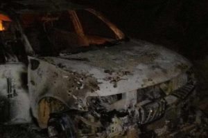 PKK'lı ter&ouml;ristler yol kesip ara&ccedil; yaktı