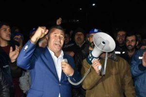 İşten &ccedil;ıkartılan arkadaşları i&ccedil;in eylem yaptılar