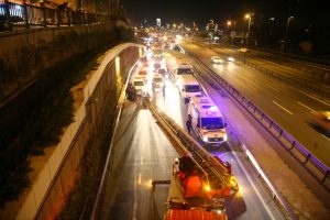 İntihar etmek isteyen kadın ikna edilerek indirildi