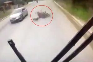 Otob&uuml;s&uuml;n altında kalan motosikletli hayatını kaybetti