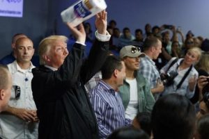 Trump kasırga mağdurlarına kağıt havlu fırlattı