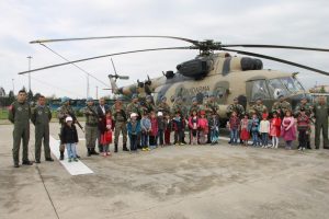 Bursa'da şehit ve k&ouml;y &ccedil;ocukları helikoptere bindi, unutulmaz bir g&uuml;n yaşadı