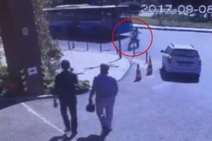 &Ccedil;ift otob&uuml;s&uuml;n altında kalmaktan kıl payı kurtuldu