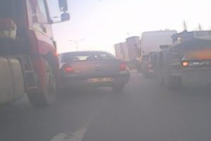 TIR, k&ouml;r noktasına giren araca b&ouml;yle &ccedil;arptı