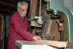 Parmaklarını kaybetmesi marangozluk yapmasına engel olmadı