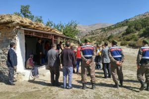 Acılı baba albaya sarılarak g&ouml;zyaşı d&ouml;kt&uuml;