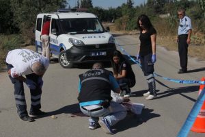 Sokak ortasında keserle &ouml;ld&uuml;r&uuml;lm&uuml;ş