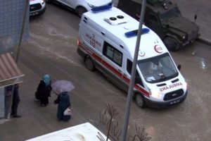 Polis noktasına yıldırım d&uuml;şt&uuml;: 3 yaralı