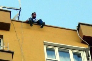 İntihara kalkışan işsizi, polis ikna etti