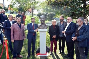 Beşiktaş'ta &uuml;nl&uuml; m&uuml;zisyenin heykeli dikildi