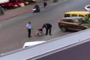Yerde yatan kadına dayak: 2 polis a&ccedil;ığa alındı