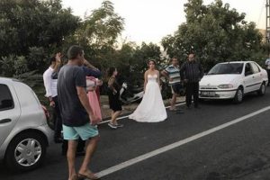 Gelin ve damat fotoğraf &ccedil;ektirmeye giderken kaza yaptı