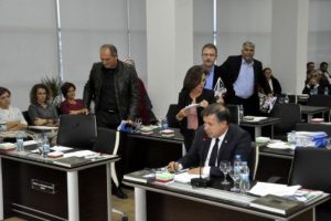 AK Parti Belediye Meclis &uuml;yeleri meclis toplantısını terk etti