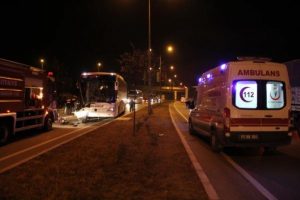 Otob&uuml;s, kamyona &ccedil;arptı: 2 ağır, 5 yaralı