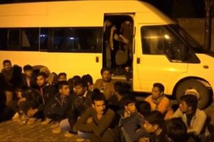 15 kişilik minib&uuml;sten 54 ka&ccedil;ak g&ouml;&ccedil;men &ccedil;ıktı