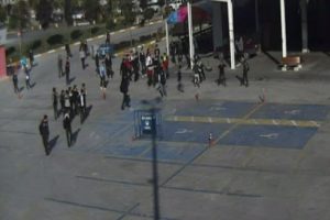 Liseli &ouml;ğrencilerinden bı&ccedil;aklı kavga!