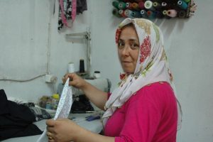 3 dikiş makinesiyle 3 &ccedil;ocuk okutuyor