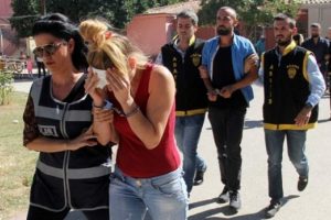 Borcunu almak i&ccedil;in sosyal medyadan sevgilisiyle tuzak kurdu