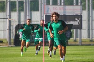 Bursasporlu oyuncular g&uuml;&ccedil; depoladı!