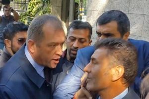 Meclis kapısında CHP'li vekillere m&uuml;dahale
