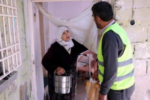 Yaşlı ve kimsesizler i&ccedil;in eve yemek g&ouml;t&uuml;r&uuml;l&uuml;yor