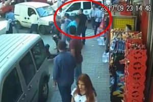 Sokakta akılalmaz olay! Polisin yanı başında...