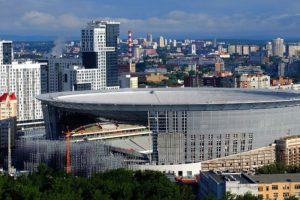 Trib&uuml;n stadın dışına taştı