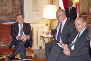 Bakan &Ccedil;avuşoğlu, Fransız mevkidaşı Le Drian ile g&ouml;r&uuml;şt&uuml;