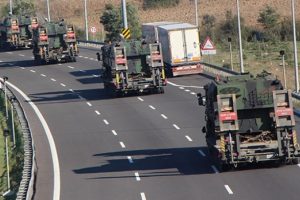 Sınıra batı illerinden tank sevkiyatı s&uuml;r&uuml;yor