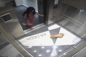 Vicdansız kadın k&ouml;peği defalarca tekmeledi