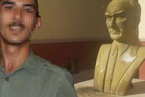 Atat&uuml;rk b&uuml;st&uuml;ne molotof attı, yakalandı! "&Ouml;zg&uuml;rl&uuml;k yakındır" diyerek...