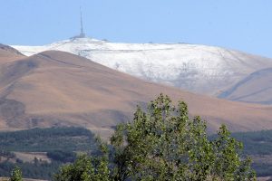 Y&uuml;ksek kesimlere kar yağdı, hava buz kesti