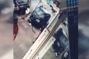 Aracın altında kalmaktan son anda kurtuldular