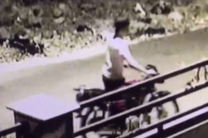 Motosiklet hırsızlığı g&uuml;venlik kamerasında
