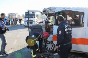 Hafriyat kamyonu ile minib&uuml;s &ccedil;arpıştı: 1 &ouml;l&uuml;, 1 yaralı