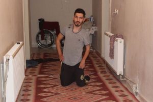 Fenerli futbolcudan engelli gence yardım