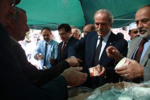 Bursa'da Vali K&uuml;&ccedil;&uuml;k ile Başkan Altepe vatandaşlara aşure dağıttı